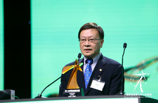 旺旺集团市场营销长黄永松代表领取“年度星钻企业”奖项