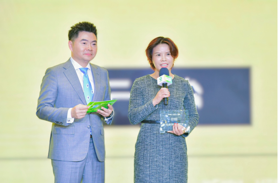 旺旺集团生产研发群总处长曹永梅代表领奖