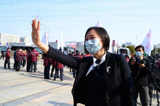 武汉市东西湖区常务副区长李丽向医疗队挥手告别