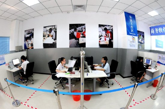 第43届世界技能大赛中国选拔赛上，选手在进行商务软件解决方案项目比赛。