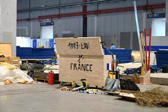 　　在国家会展中心（上海），一位世赛法国选手打开的工具箱上写着“你好，上海！” 澎湃新闻记者 吴栋 图