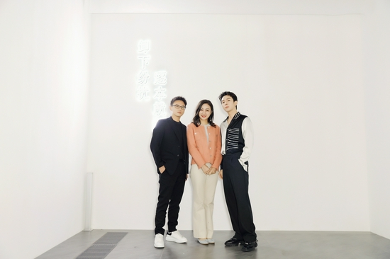 从左至右:天猫宝藏新品牌负责人声超先生,逐本创始人兼ceo刘倩菲,电商