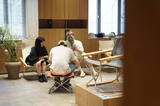 宾客现场体验Nychair折叠椅的舒适坐感