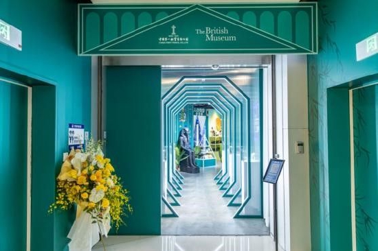 快闪店入口处展示架以及时光隧道