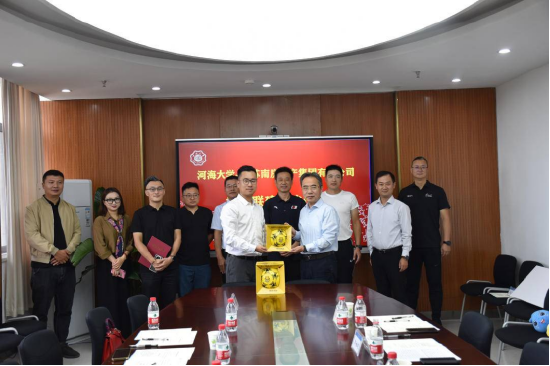 江苏南房房产集团总裁吴东浩(左)向河海大学党委副书记郭继超(右)赠送铁虎足球俱乐部定制足球