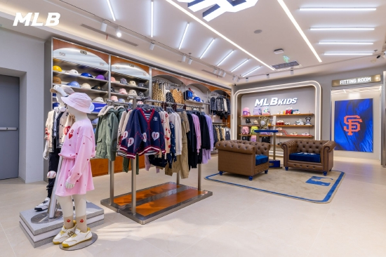 MLB品牌潮流旗舰店二楼MLBKIDS品牌购物区域