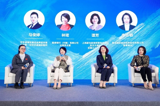　　恒隆“她领航”计划公益导师马俊婷（左一）、林珺（左二）、谭芳（右二）、李志敏（右一）通过圆桌对话，分享女性领导力观点，激发青年女性领导力潜能