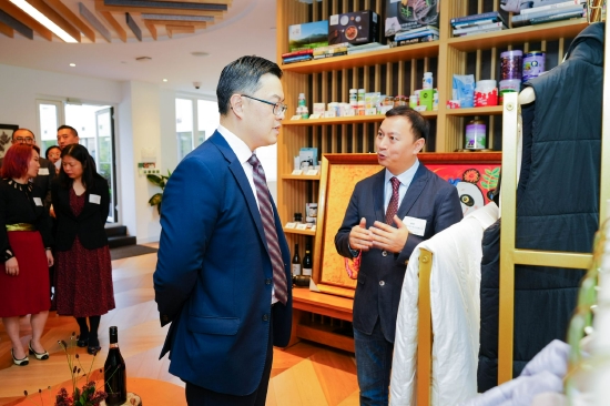 Pacific Alpacas新西兰太平洋羊驼集团董事长胡涛先生向新西兰驻上海总领事Stephen Wong介绍公司发展历程及产品。Pacific Alpacas新西兰太平洋羊驼集团是新西兰专业的羊驼制品公司,主要有羊驼被、羊驼雪地服等系列产品。