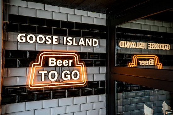 GOOSE ISLAND TAPROOM 开设的BEER TO GO外卖窗