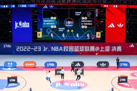 现场观众通过环廊互动游戏和中场“全员玩家挑战赛”感受Jr. NBA浓厚的篮球文化
