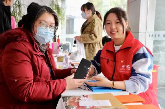 上海电信青年志愿者在陆家嘴街道进行志愿服务