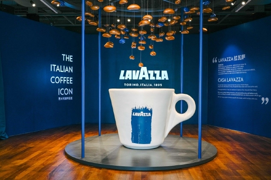 Lavazza拉瓦萨经典咖啡杯和咖啡豆塑造的艺术装置