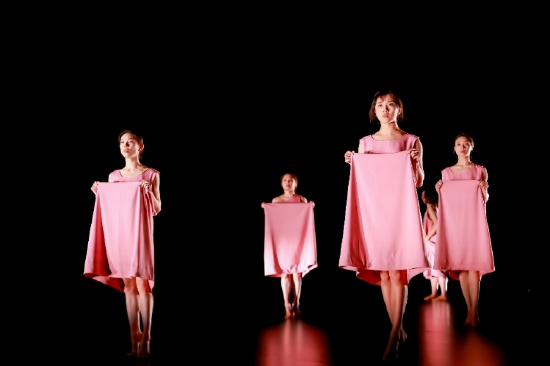 《裙子》(Skirt)编舞:文慧 ;舞蹈:金星舞蹈团