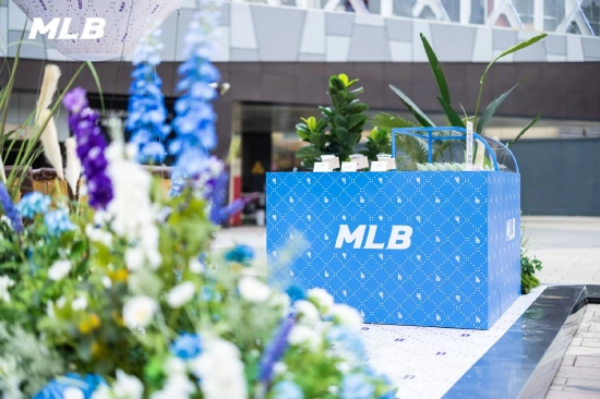 MLB品牌MONOLAND老花漫境沉浸展漫境冰饮空间