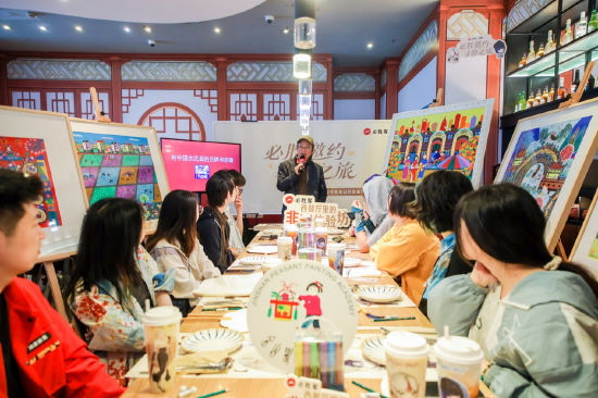 上海必胜客餐厅内的非遗金山农民画体验活动现场
