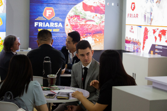 展会期间，来自阿根廷优质的肉类企业展台前，往来络绎不绝