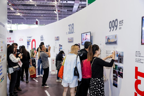 观众们在“东方之眼”展台体验佳能产品，积极参与展台活动