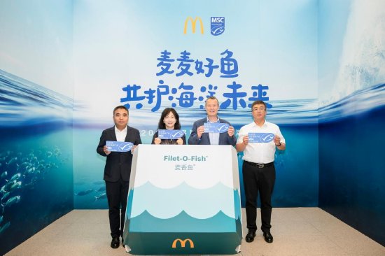 麦当劳中国首席影响官顾磊女士(左二)、MSC首席执行官Mr。 Rupert Howes(右二)、中国连锁经营协会秘书长王洪涛先生(左一)和SGS集团中国区农产食品部总监王剑先生(右一) 共同为麦香鱼包装贴上MSC生态标识