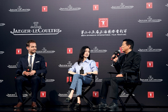 积家首席营销官Matthieu Le Voyer先生(左)、积家全球代言人倪妮女士(中)、导演黄建新先生(右)就高级制表与电影修复主题进行深度对谈