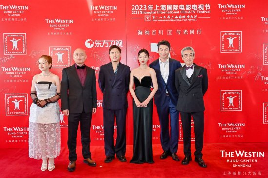 《超能一家人》剧组在背景板前合影