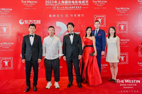上海威斯汀大饭店酒店管理层和万豪旅享家会员与《极寒之城》剧组在背景板前合影