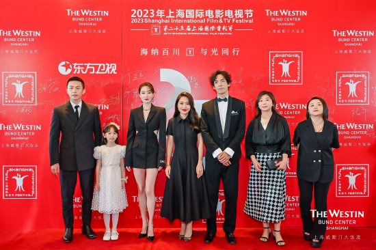 《拯救嫌疑人》剧组在背景板前合影