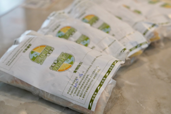 “必胜客食物驿站”正在发放的余量食物