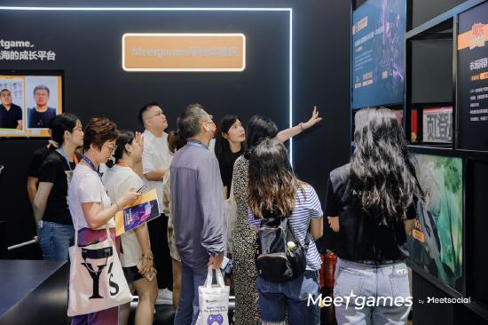Meetgames负责人秦晓芸带领媒体参访展位