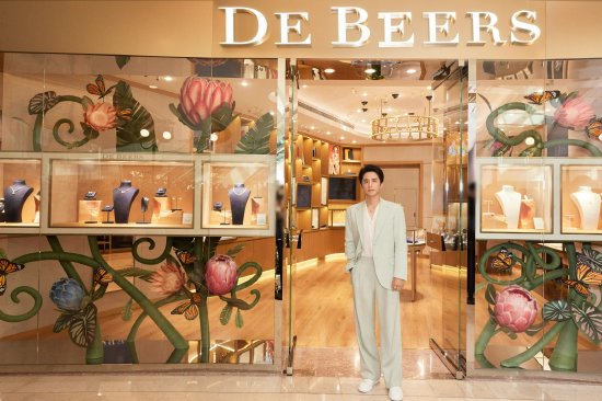 张新成闪耀亮相 De Beers 戴比尔斯上海恒隆广场高级珠宝沙龙
