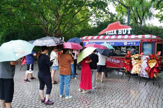 必胜客首辆公园餐车入驻长风公园