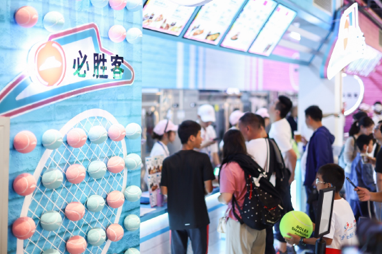 现场球迷选购必胜客美食
