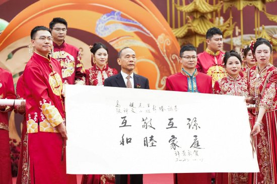 建华控股集团创始人许景新先生为29对建华新人亲笔书写了“互敬互谅、和睦家庭”的书法作品作为新婚赠礼