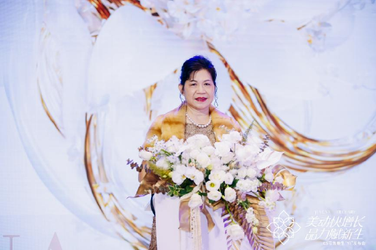 广州市盈星贸易有限公司董事长 颜宝云女士登台致辞