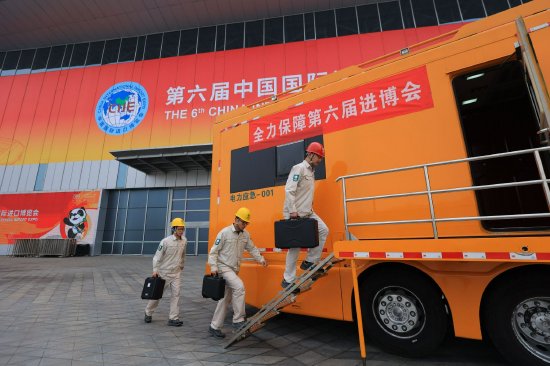 国网上海电力通信运维人员进行应急抢险处置