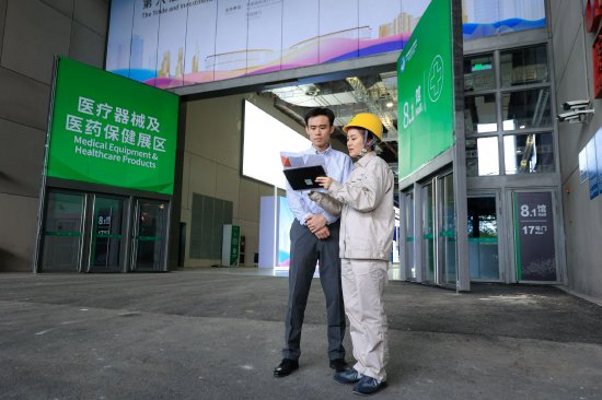 国网上海青浦供电公司用电检查人员为展商提供用电咨询服务