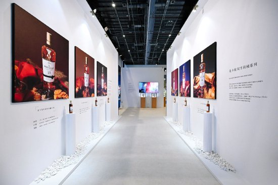 展区图文并茂地展现着麦卡伦近两百年的匠艺传承，卓越品质及精湛制酒工艺。