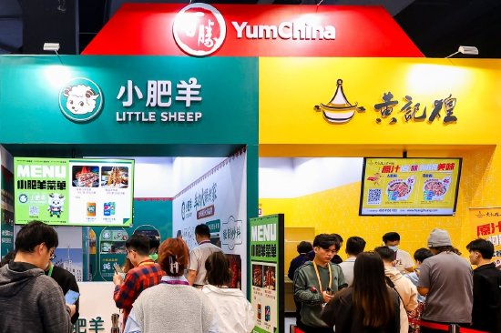 消费者品尝小肥羊和黄记煌美食