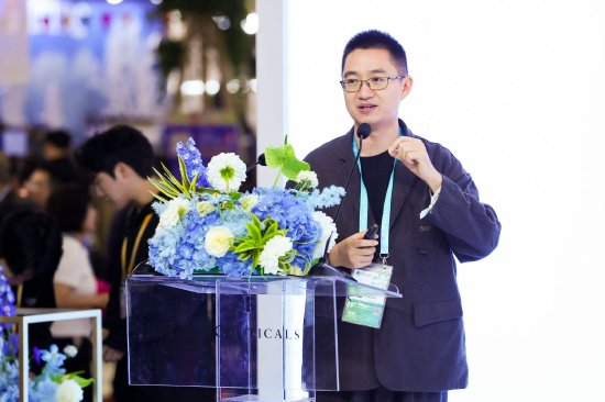 美业经管类新媒体《美业观察》主编 龚伟先生于现场发表皮肤轻医美白皮书介绍
