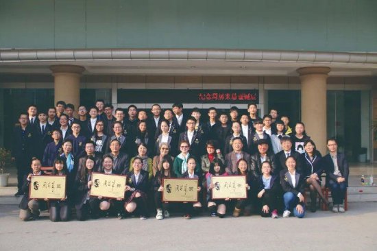 ▲2016年，苏州枫华学校首届“周恩来班”授牌