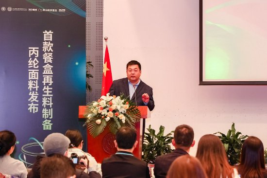 （图二：项目负责人李斌汇报项目进展）