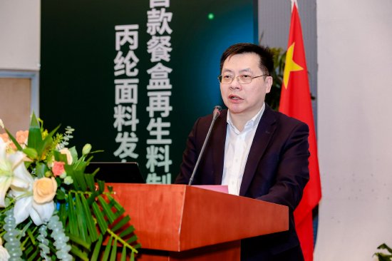（图五：东华大学副校长赵震致辞）