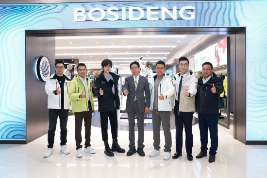 波司登万象城户外概念店剪彩现场