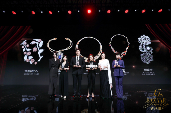 歌手陆柯燃,演员、歌手周洁琼为获奖品牌代表颁奖