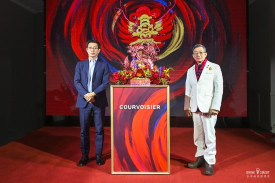宾三得利中国区董事总经理中村道夫先生与黄建南先生