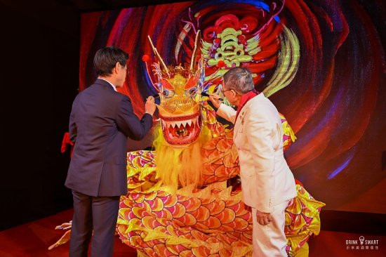 COURVOISIER馥华诗邀请艺术家黄建南先生亲临宴会现场为「舞龙」点睛