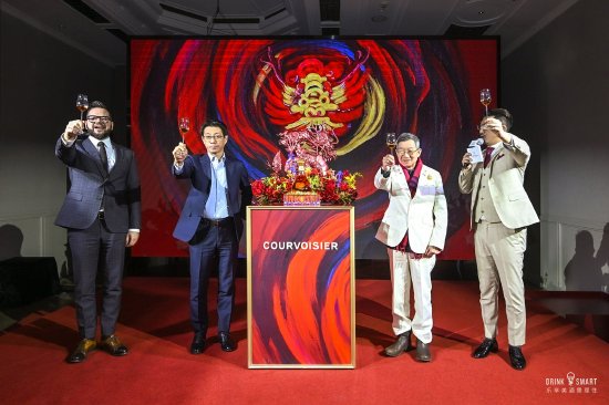 　　（左起）宾三得利中国区市场部总监Yan Rives、宾三得利中国区董事总经理中村道夫先生与黄建南先生邀请来宾一齐举杯共庆龙年