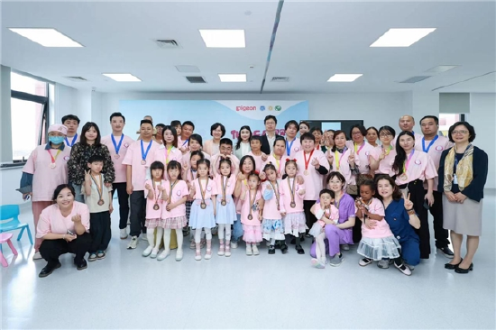 参与“倾听母婴 共筑暖链”活动的亲子家庭、医护人员等亲密合影