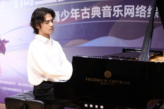 摘星大使阮扬扬现场演奏中国作品《皮黄》，极其富有张力和震撼力