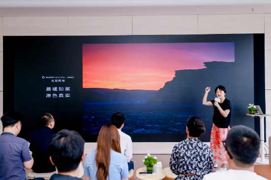 汤莺枝老师讲课图