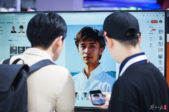 摩尔线程摩笔马良应用是以夸娥智算集群为算力底座,基于图形计算和AI计算打造的软硬件一体化AIGC内容创作平台,为使用者生成细节丰富、富有艺术感的图像结果,可实现科学与艺术的灵感交融。